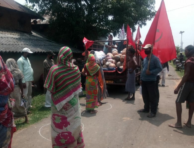 সিপিআই(এম)'র ত্রাণ বিতরনে পুলিশের বাধা, জনরোষে পুলিশ পালাতে বাধ্য হয়